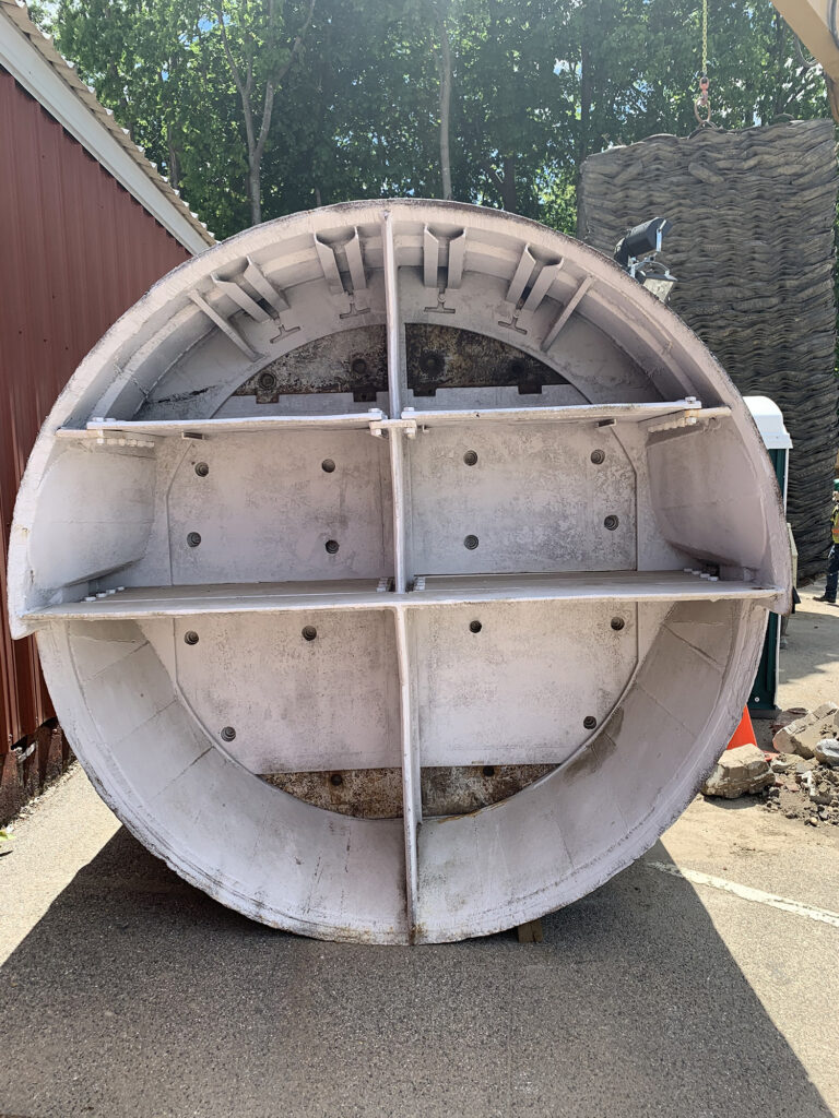 Jacking shield with breast plates for soft ground tunnelling